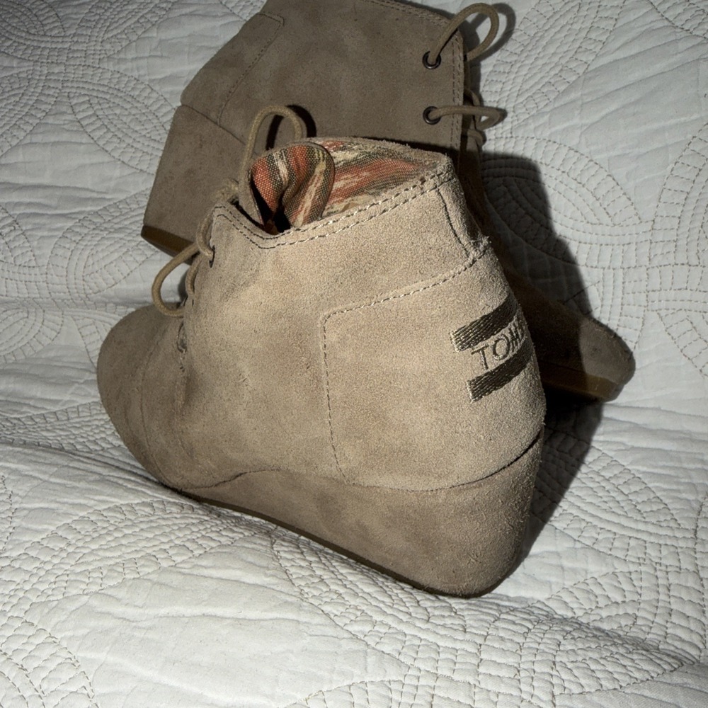 Toms Desert Lace Up Booties Women's Sz 8 Beige Wedge Round Toe Comfort Suede